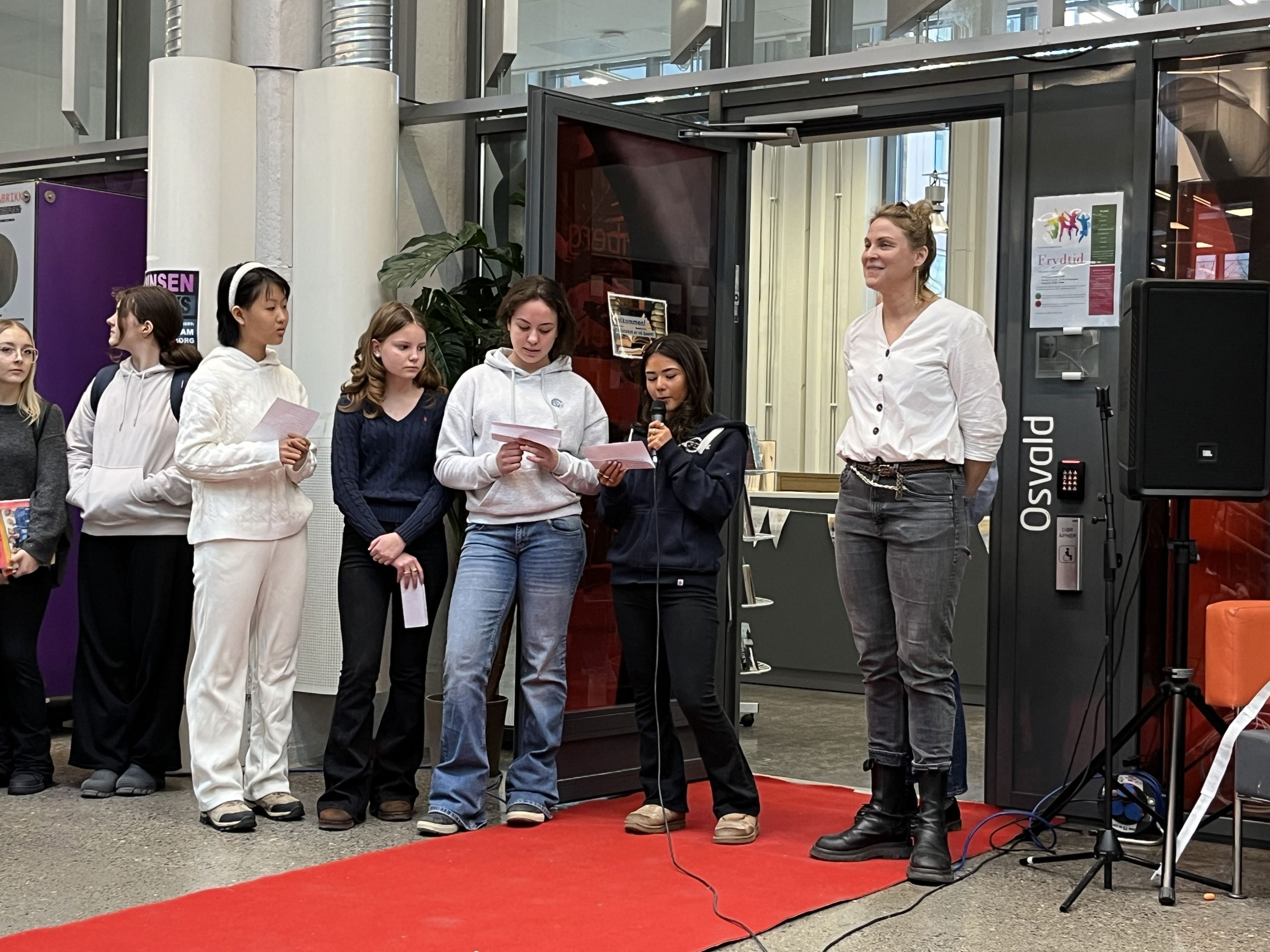 en gruppe mennesker som står på en scene