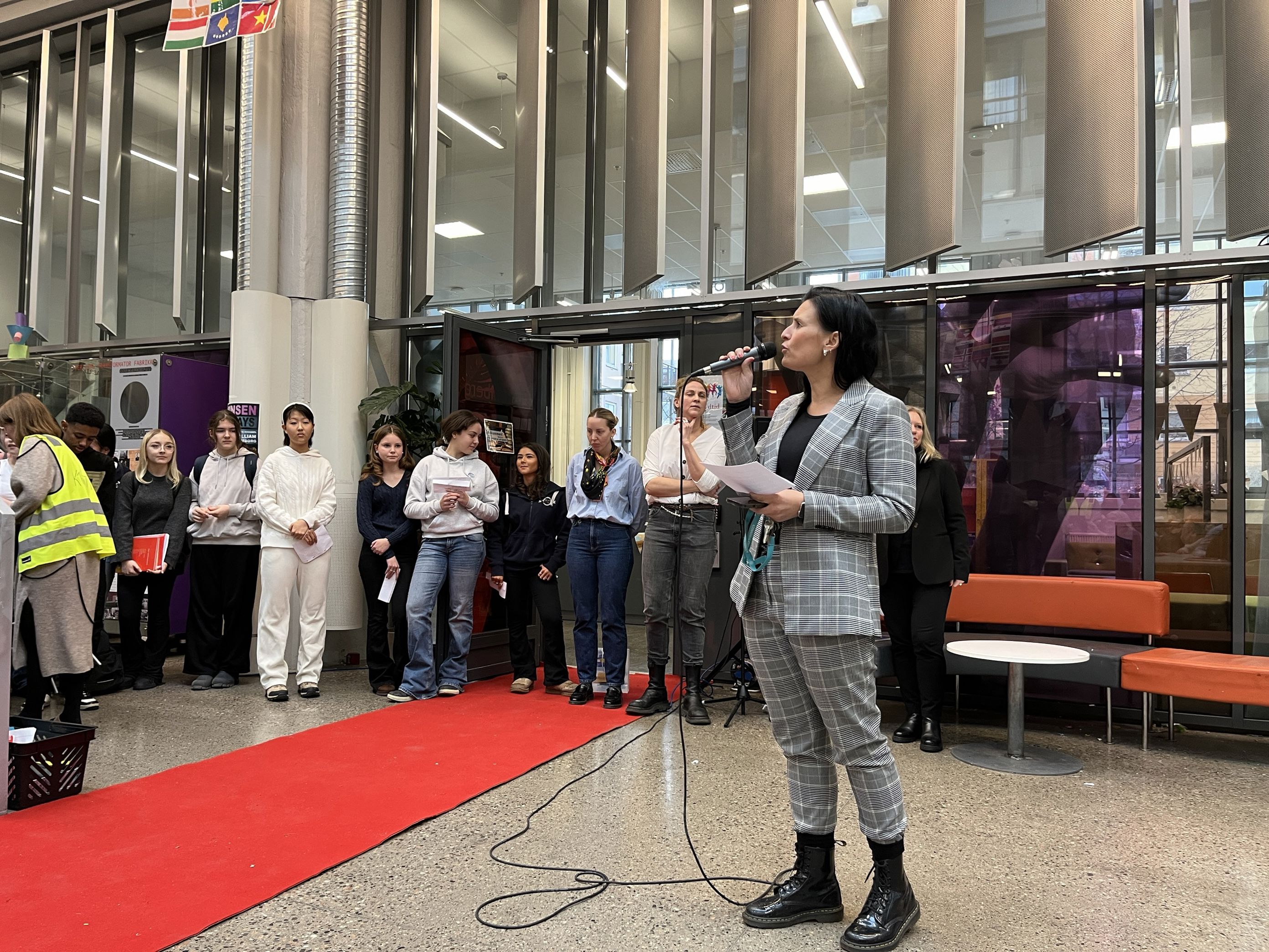 en person som spiller et musikkinstrument foran en gruppe mennesker