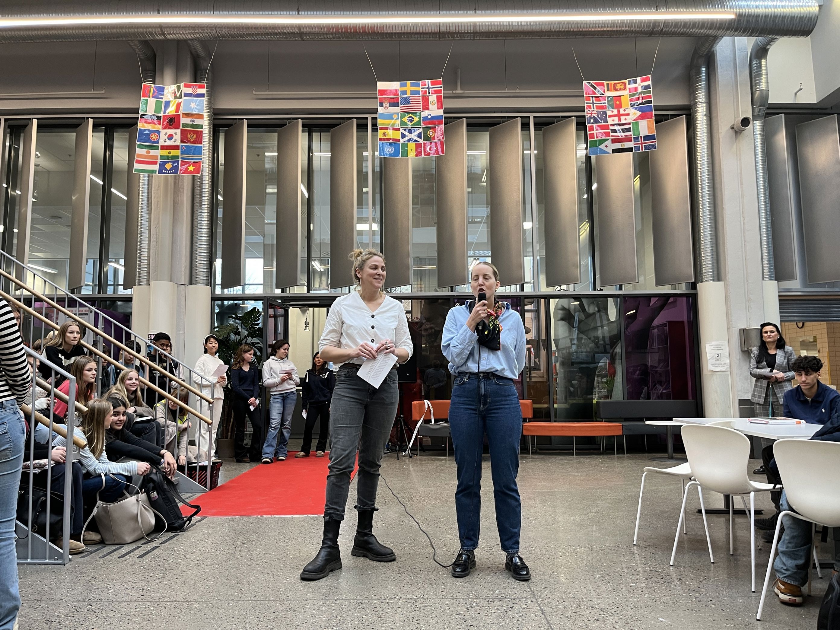 en person og person som står foran en bygning med flagg