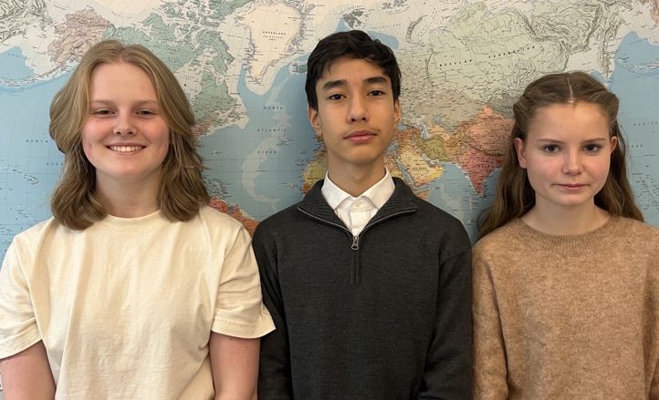 en gruppe mennesker som poserer for kameraet