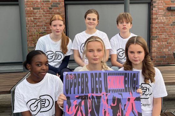 en gruppe mennesker som holder et skilt