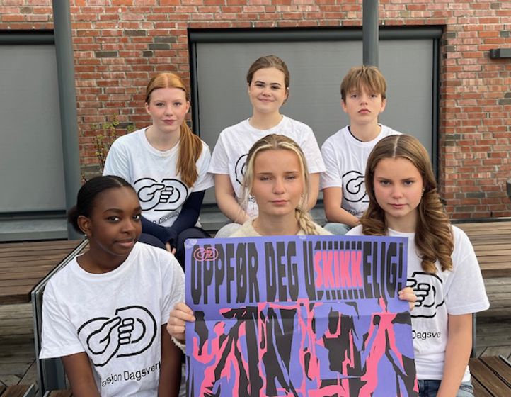 en gruppe mennesker som holder et skilt